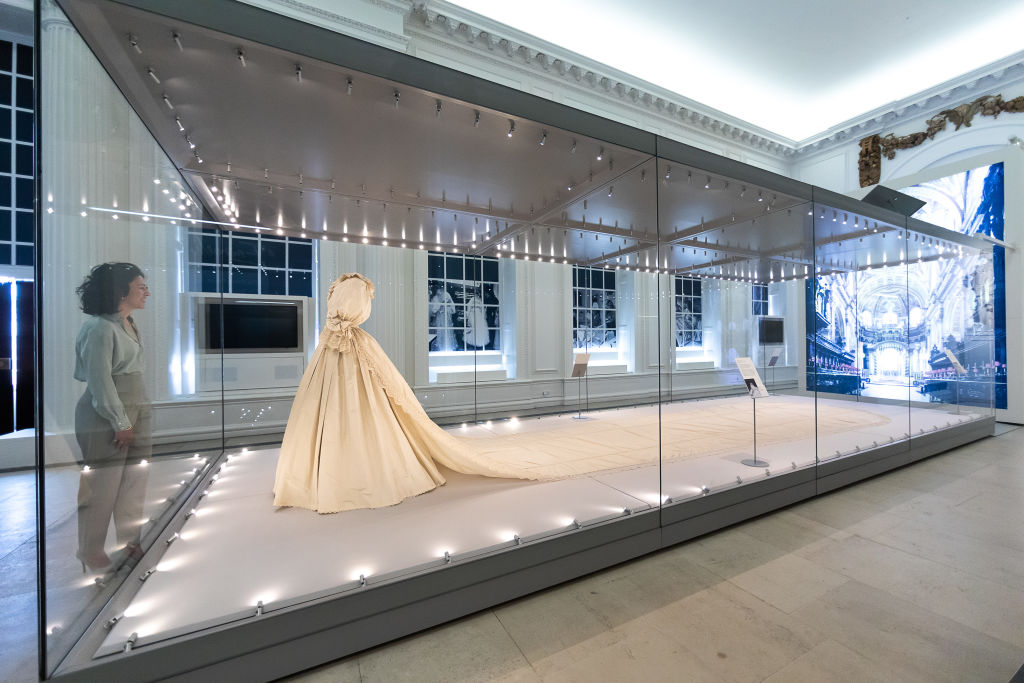 Сватбената рокля на принцеса Даяна, украсена с перли, пайети и винтидж дантела, е със 7,62-метров шлейф - най-дългият на рокля на кралска сватба