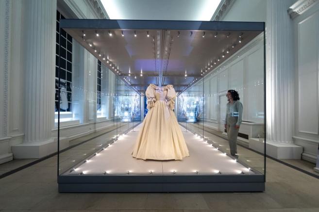 Сватбената рокля на принцеса Даяна в двореца Кенсингтън