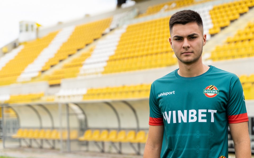 Ботев Пловдив подписа първи професионален договор с юношата на клуба