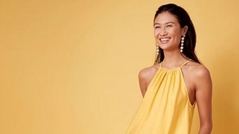  Твоята лятна спекулация с жълтото: 6 рокли на СТРАХОТНИ цени 