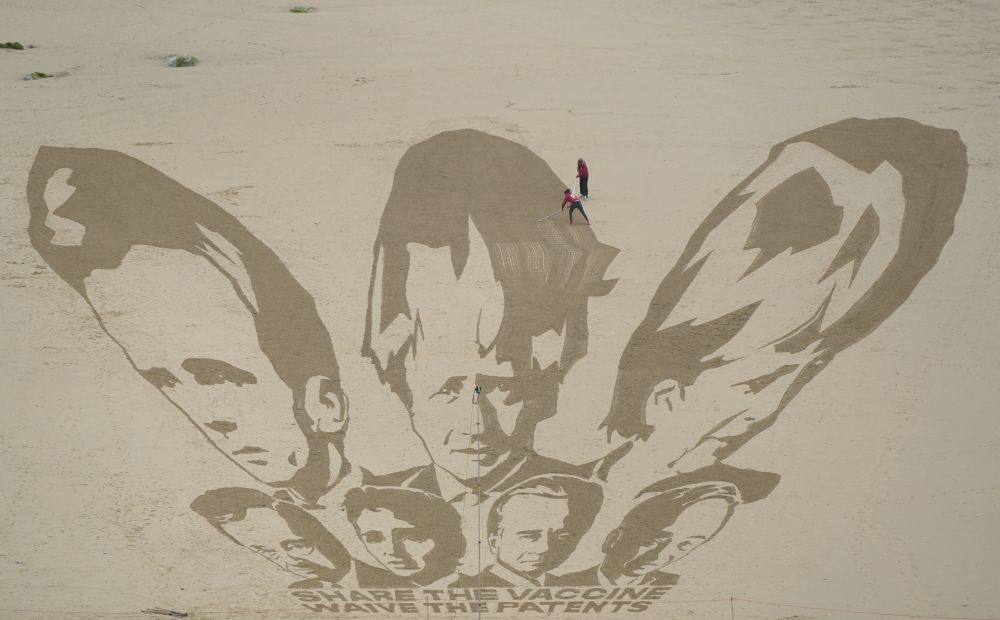 В Англия направиха рисунка с лидерите на Г-7 в пясъка с призив за споделяне на ваксините
