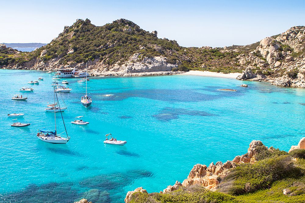 По периметъра на остров Сардиния са разпръснати 200 уникални плажа.