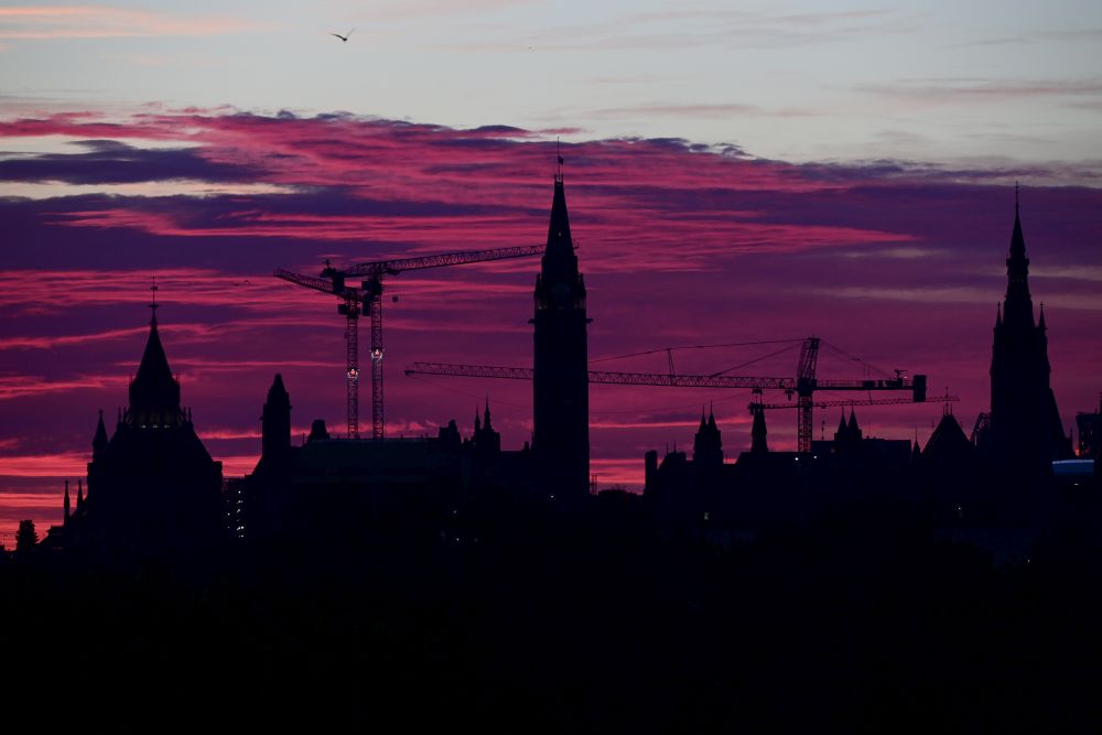 Пръстеновидното слънчево затъмнение се издига зад Парламентския хълм в столицата на Канада - Отава