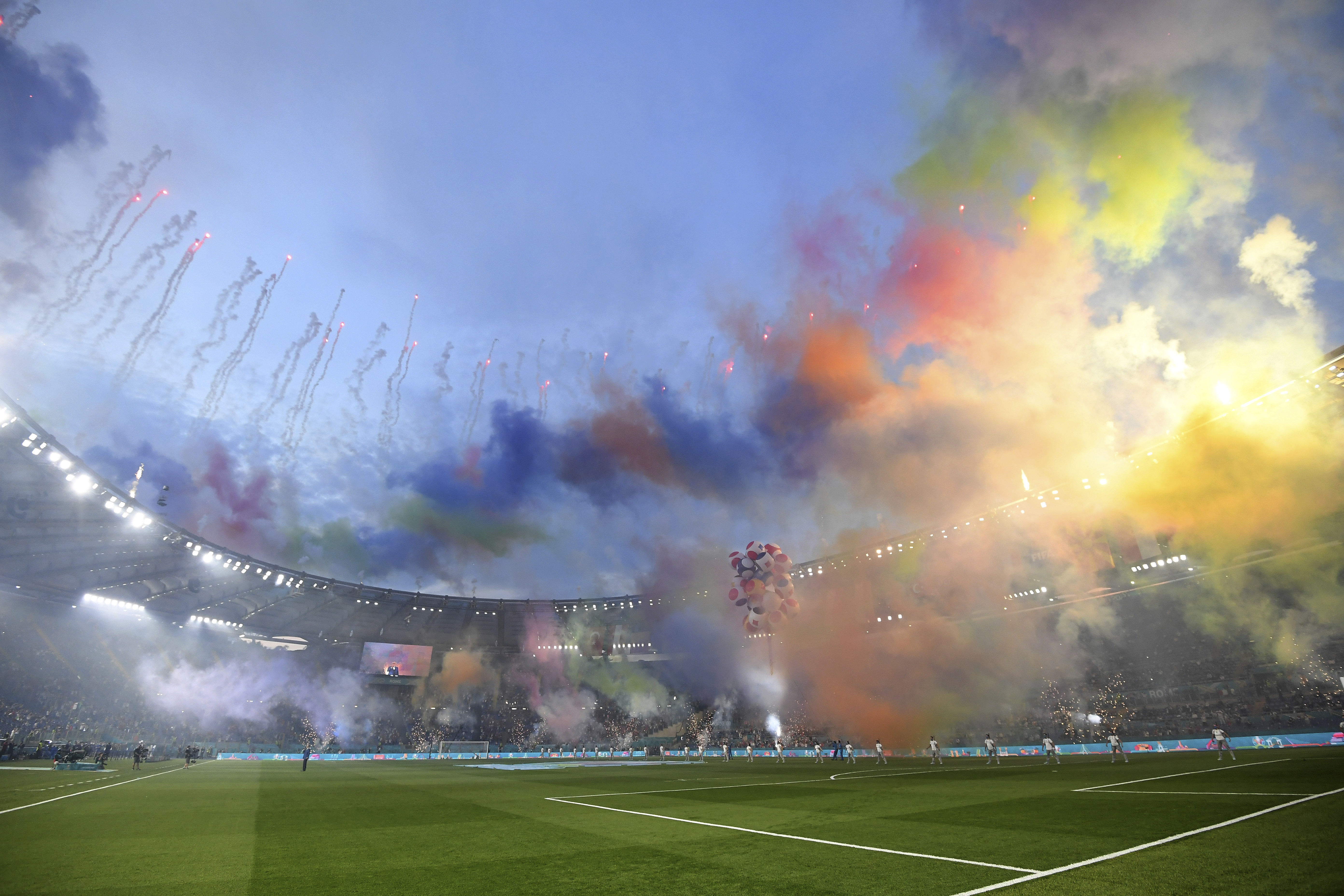 <p>Шестнадесетото европейско първенство по футбол бе открито тази вечер с бляскава церемония в Рим</p>