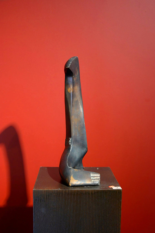 <p>Веднага същата година спечелва конкурса за участие в много авторитетния за времето си &bdquo;Международен Симпозиум по Скулптура&ldquo; в Отманли /парк Росенец/, Бургас, където спечелва Голямата Награда.</p>