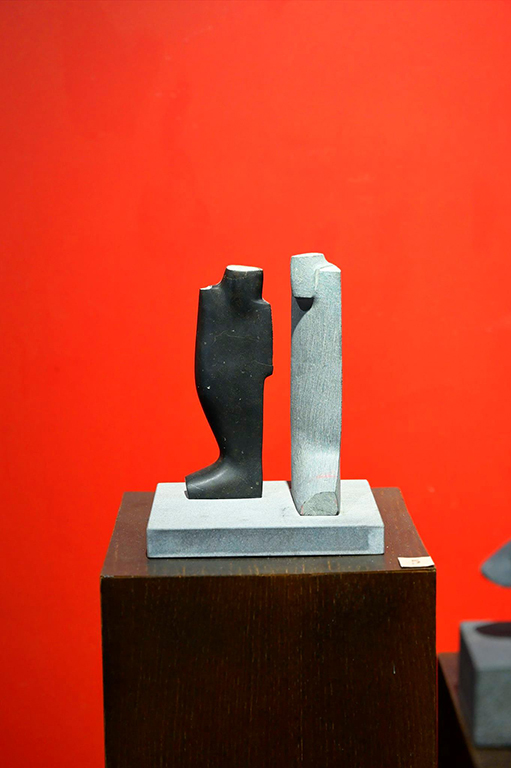 <p>Роден на 08.05.1955 година в с.Мост, Кърджалийски окръг През 1974 година завършва Художествена Гимназия в Казанлък, а 1982 година Художествената Академия в София.</p>