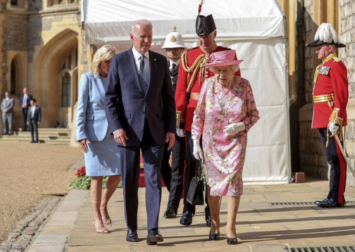 Президентът Байдън и съпругата му пиха чай с кралица Елизабет