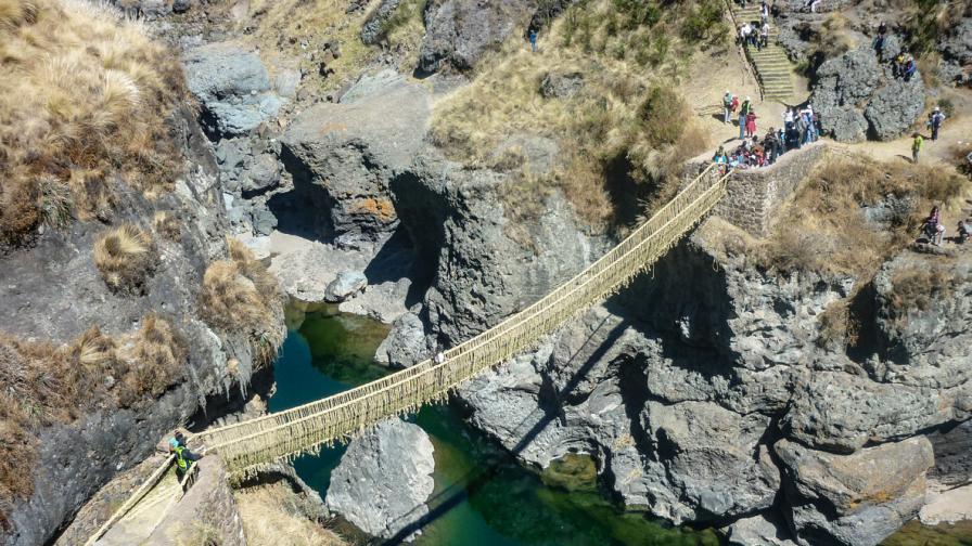 Уникално: Възстановяват древен въжен мост на инките