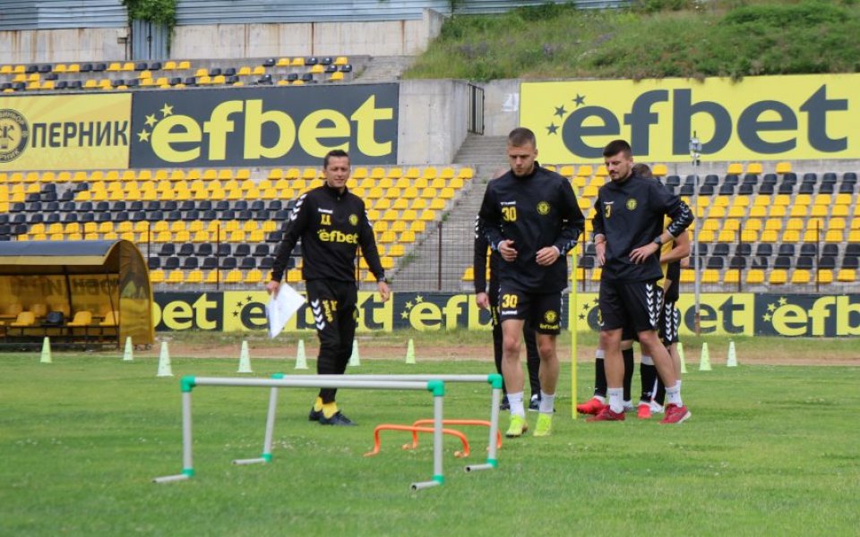 Миньор Перник замина днес на лагер в Етрополе. Под ръководството