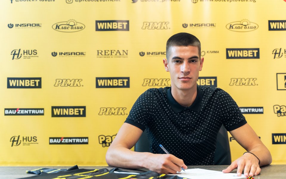 Ботев (Пловдив) подписа първи професионален договор с юношата Мартин Христов.