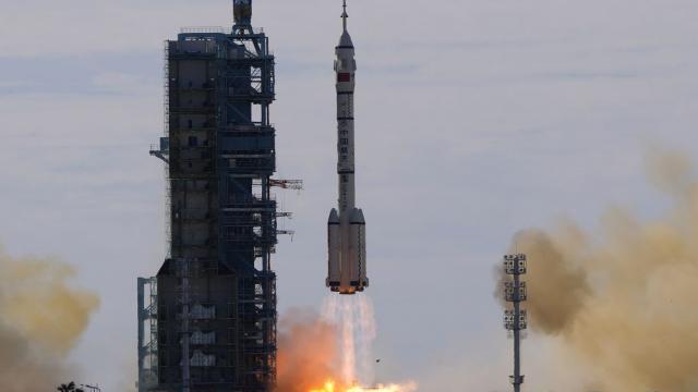 Китай изстреля първия тричленен екипаж до новата си космическа станция (СНИМКИ/ВИДЕО)