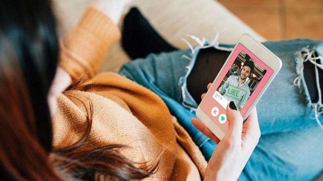 Холивудските знаменитости, които признаха, че търсят любовта в Tinder