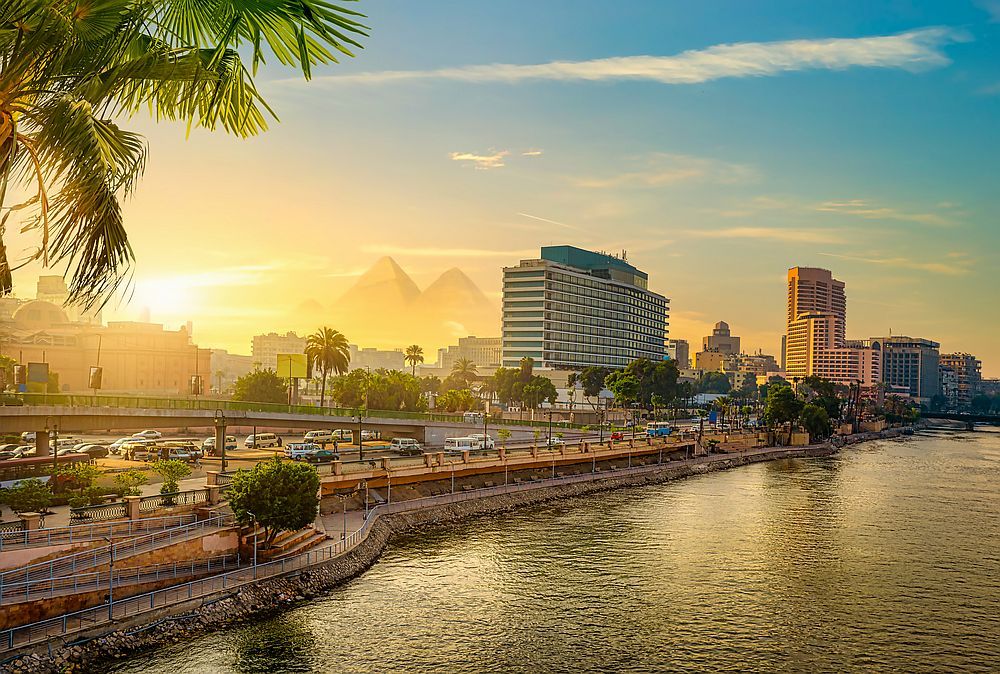 Кайро е разположена на десния бряг на река Нил.