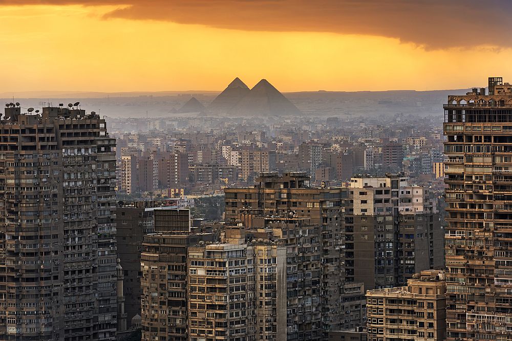 Кайро е с население над 9 милиона души, а с предградията – около 17 млн.