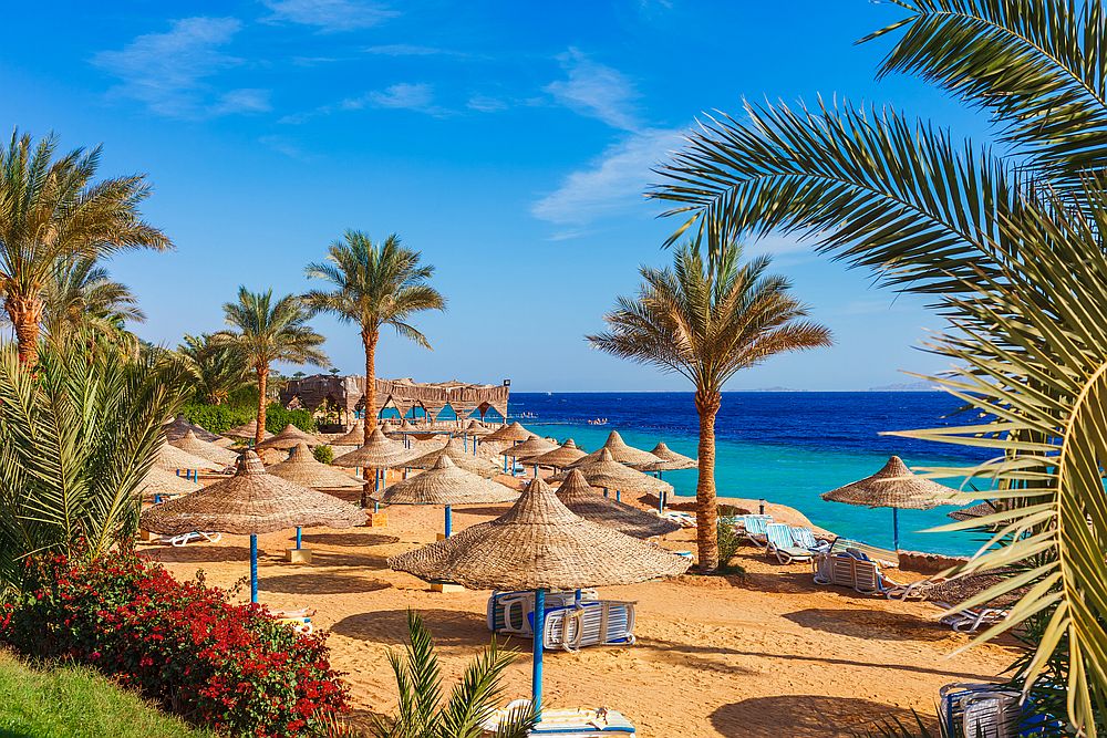 Египет е известен със своите  пясъчни плажове и кристална морска вода.