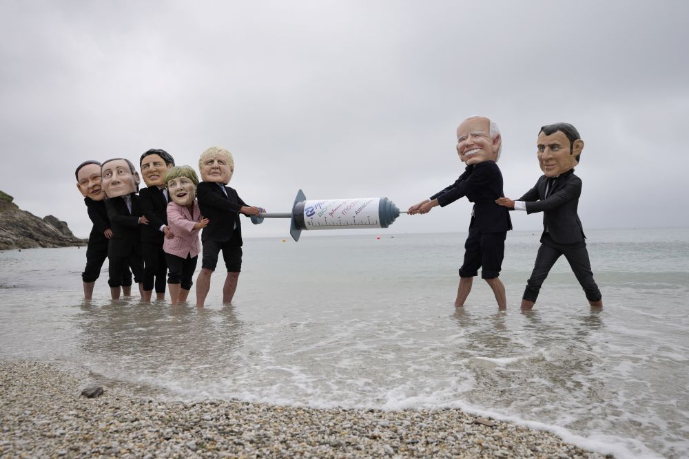 Активисти, маскирани като лидерите на Г-7