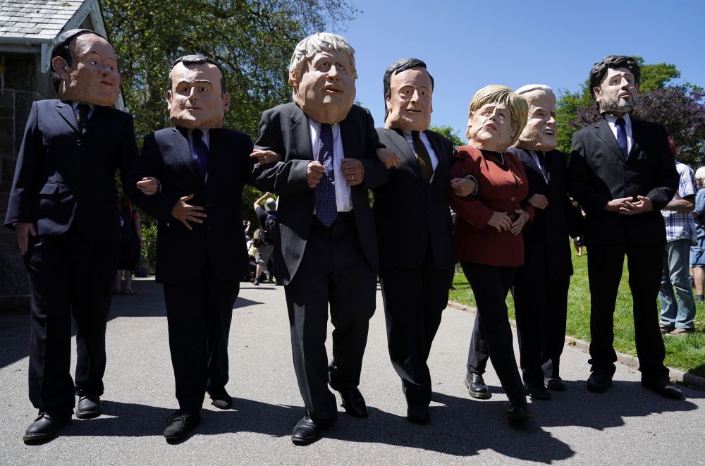 Активисти, маскирани като лидерите на Г-7