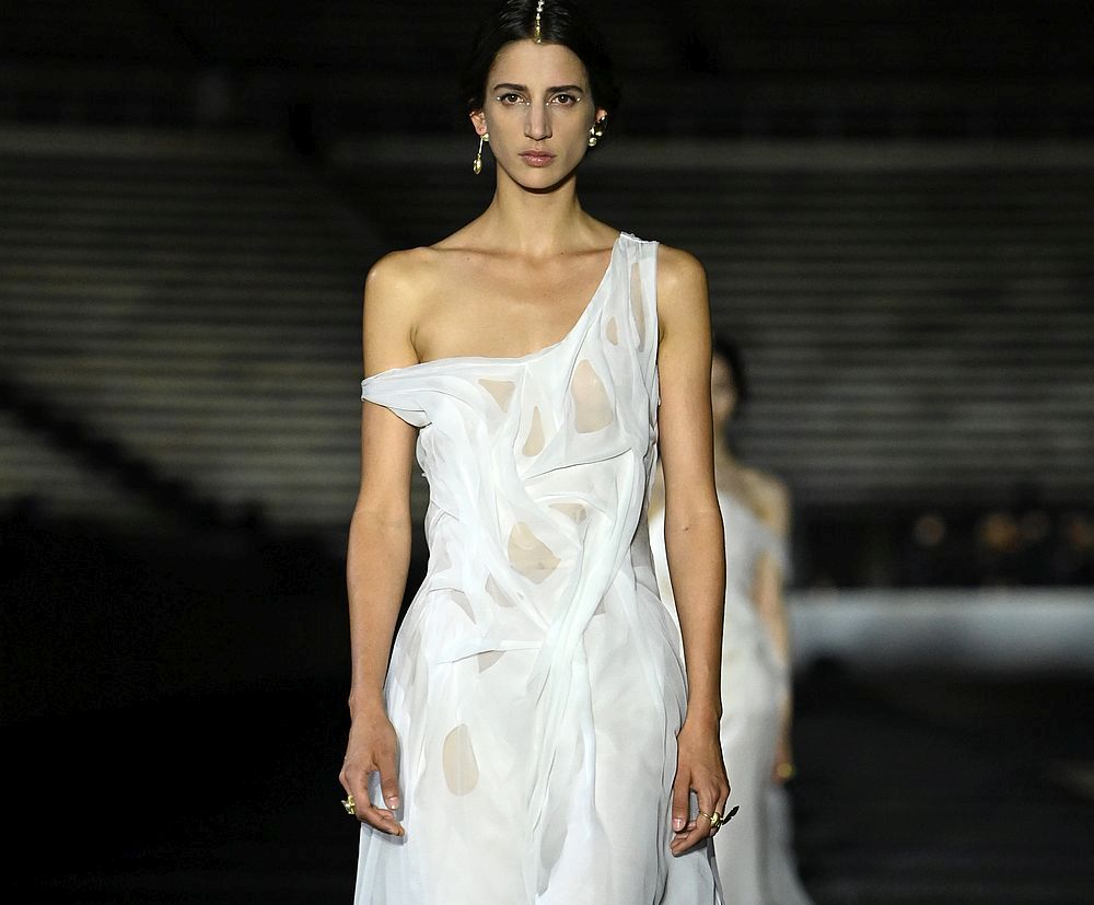 Модел от круизната колекция на Dior за 2022 година