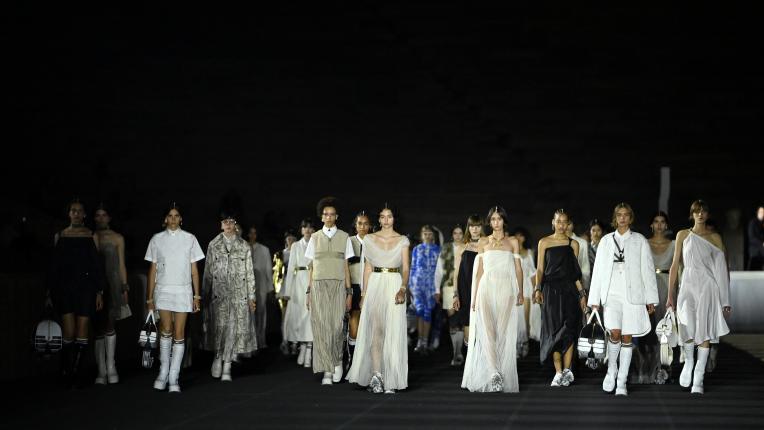 Бел Хинова за круизната колекция на Dior 2022