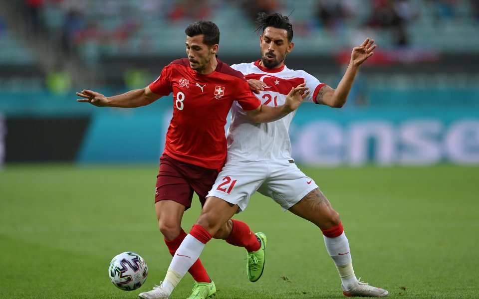 Швейцария и Турция играят при 2:0 в мач от група