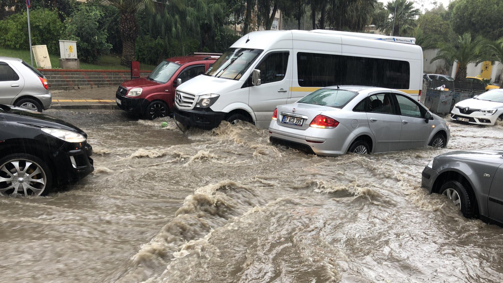 През изминалото денонощие проливни дъждове предизвикаха наводнения и свлачища в