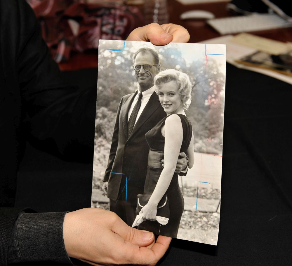 Покойната актриса става първaта плеймейтка в света, след като 1953 позира за корицата на сп. Playboy.