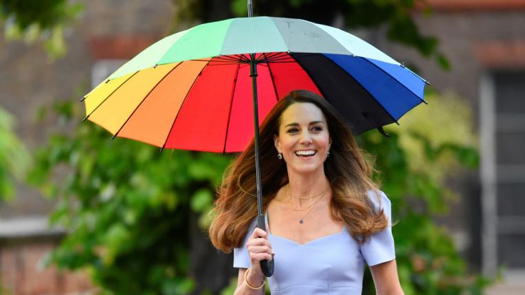 Елегантна и с шарен чадър под ръка: Кейт Мидълтън основа център за малки деца