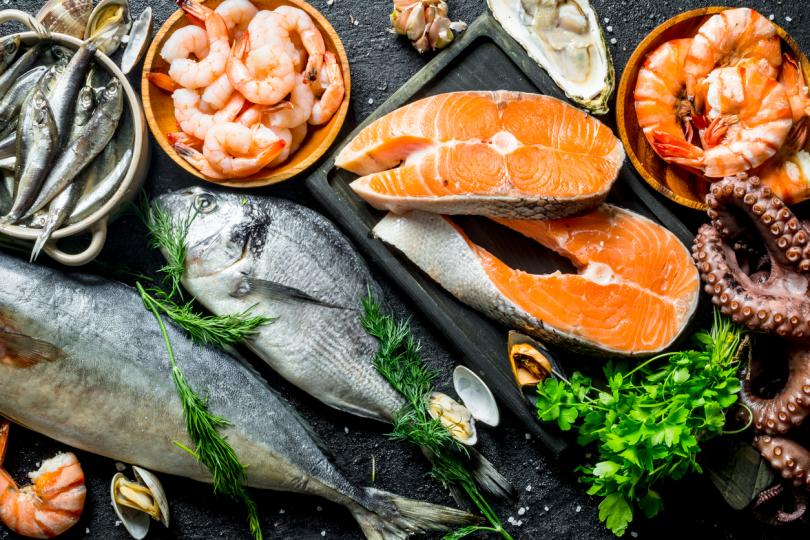 <p><strong>Риба: </strong>Риби като сьомга, скумрия и риба тон са богати на хранителни вещества, повишаващи колагена, като омега-3 мастни киселини и витамин Е. Тези хранителни вещества спомагат за насърчаване на производството на колаген и поддържат здрава кожа.</p>