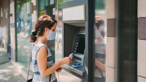 банкомат жена маска пари теглене на пари