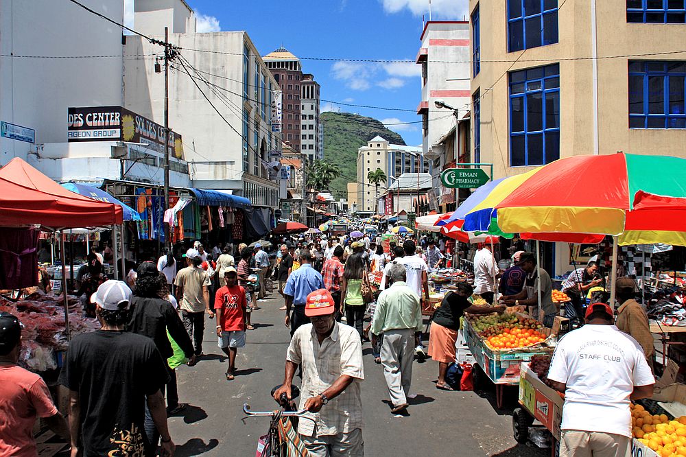 На Мавриций живеят 1.2 милиона души.