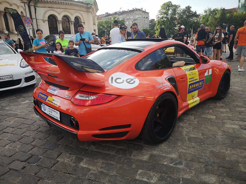 Неделният ден в София ще бъде запомнен с невижданото струпване на Ferrari-та, Lamborghini-та, Porsche-та, McLaren-и и др. пред „Александър Невски”. Шоуто беше впечатляващо.