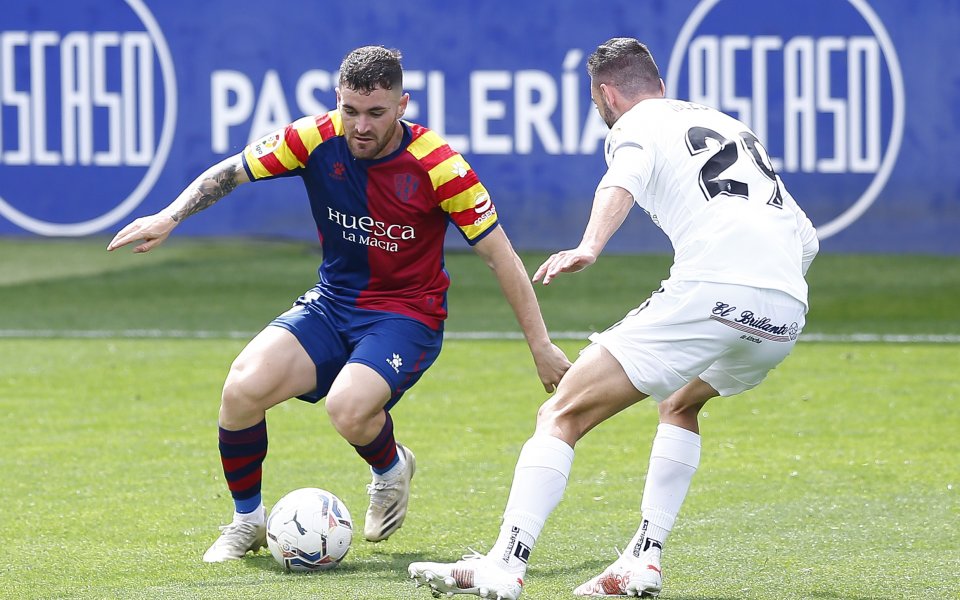 Лийдс Юнайтед е предложил контракт към левия бек на Уеска