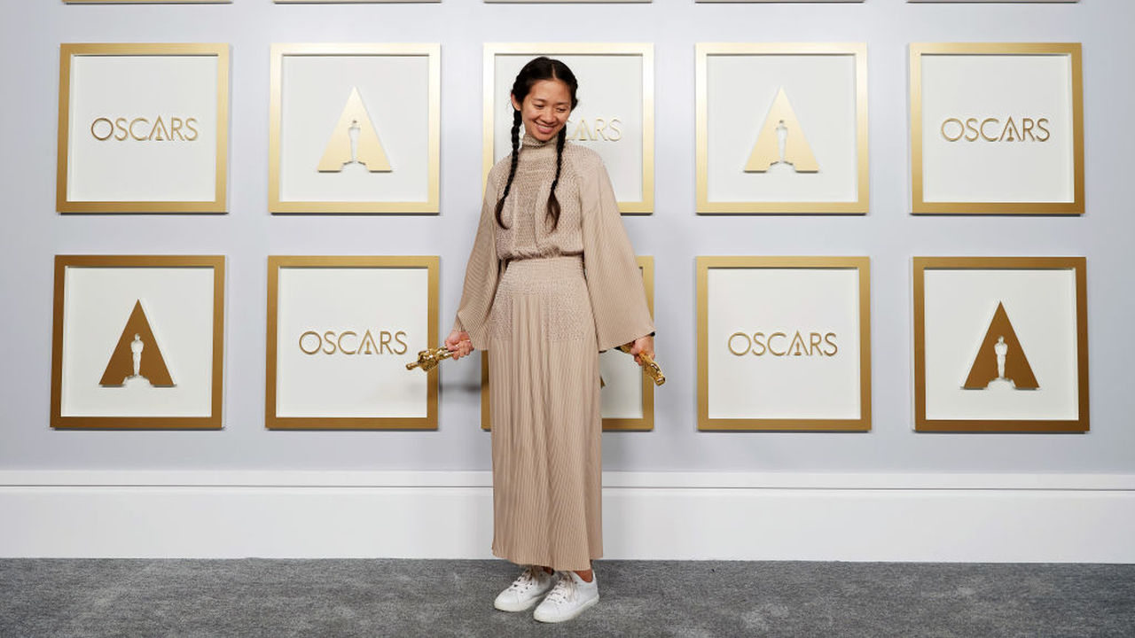 <p>Клои Чжао на наградите Оскар през 2021 година - режисьорката заложи на рокля&nbsp;&nbsp;Herm&egrave;s и маратонки</p>