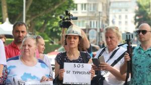 Туристически компании протестираха пред Президентството