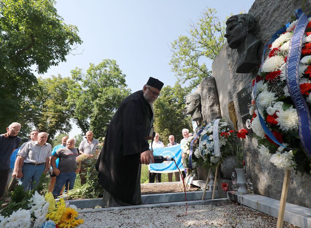 В памет на Гунди и Котков