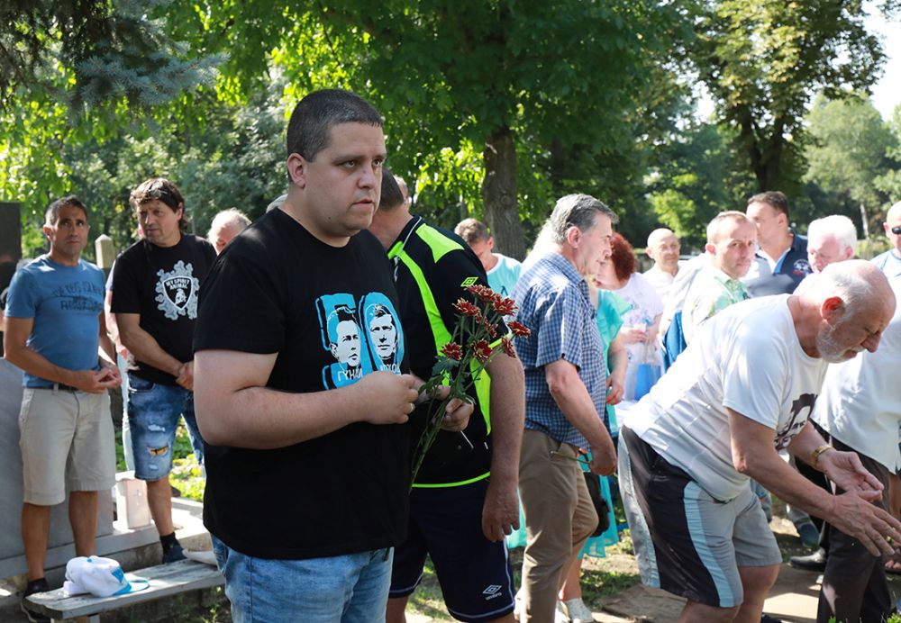 В памет на Гунди и Котков