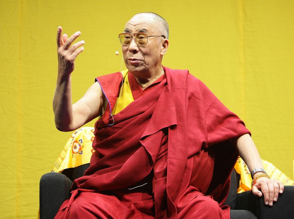 Публична изява на Далай Лама скандализира социалните мрежи, предаде АФП.На