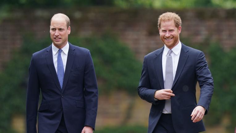  Принц Хари и принц Уилям откриват скулптура на принцеса Даяна в двореца Кенсингтън 