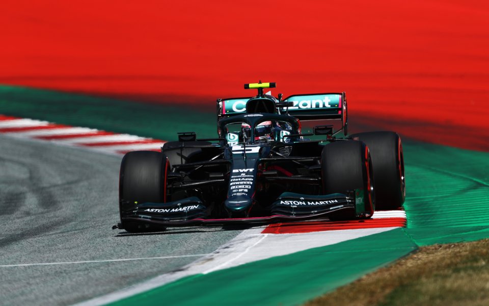 Пилотът на Астън Мартин Себастиан Фетел получи наказание от преместване