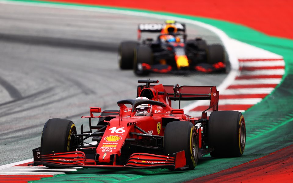 Пилотът на Ферари Шарл Льоклер смята, че в тима все