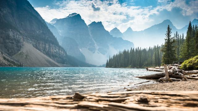 Продава се канадско село под вода