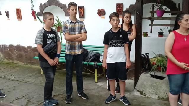 Да вдъхнеш живот на дърво: Млади дърворезбари от Шумен с впечатляваща изложба (СНИМКИ)