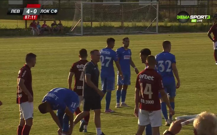 Разярени фенове на Левски нахлуха на терена