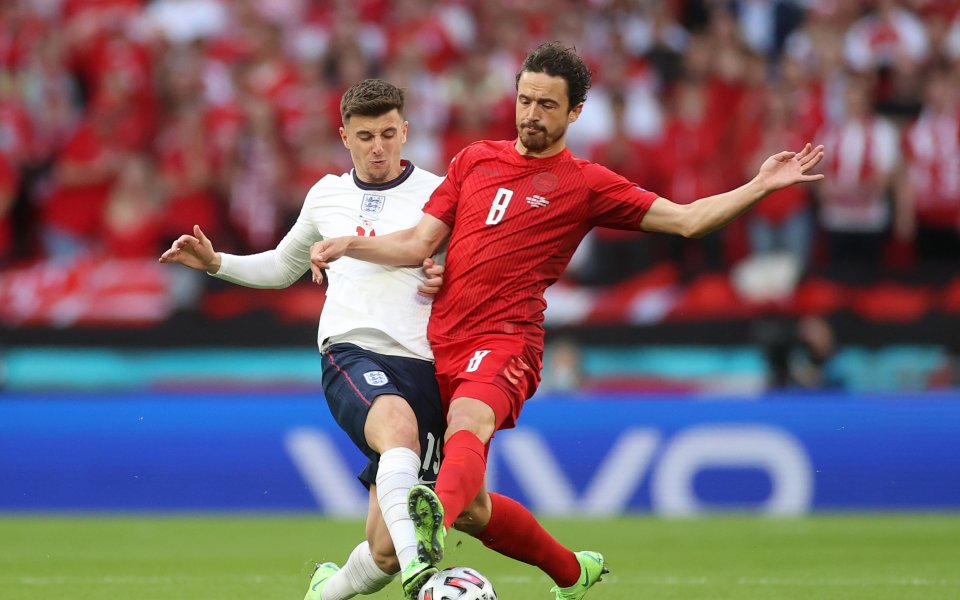 Националните отбори на Англия и Дания играят при