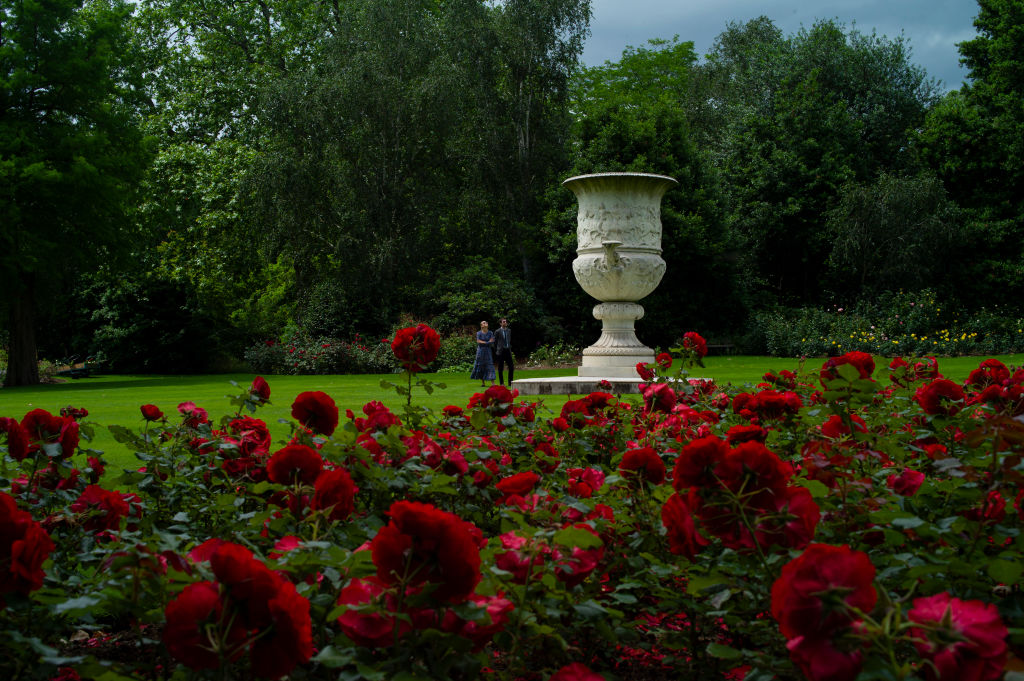 <p>Разходка в градините на Бъкингамския дворец</p>