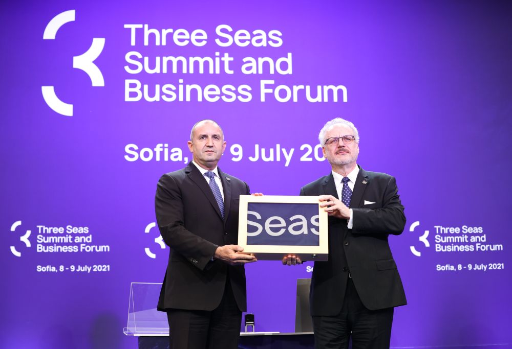 Румен Радев връчи флага на президента на Република Латвия Егилс Левитс