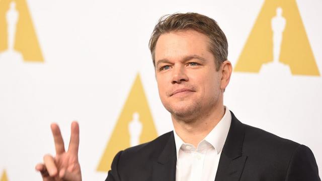   Мат Деймън раздава автографи на кинофестивала в Кан (ВИДЕО)