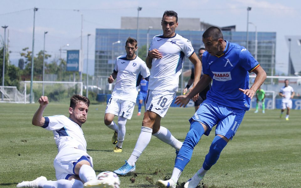 Новакът във Втора лига отбор на Левски 2020 (Лом) продължава