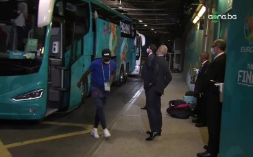 Вижте пристигането на автобуса на трите лъва преди големия финал