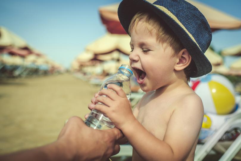 <p><strong>Родителите забравят да предлагат вода на децата на плажа</strong></p>

<p>Вода, а не сладки течности! Децата много бързо се обезводняват, имат сравнително по-голяма площ на кожата, в жегата дишат учестено и губят течности с дъха си. Вода трябва да се предлага и на кърмачетата, когато времето е топло.</p>
